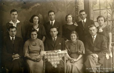 Israel Schlusselberg (stoi trzeci od lewej)